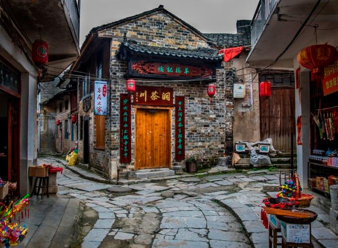 实探“新年第一妖股”深中华A,员工称不知为何大涨,“神秘人”提前布局